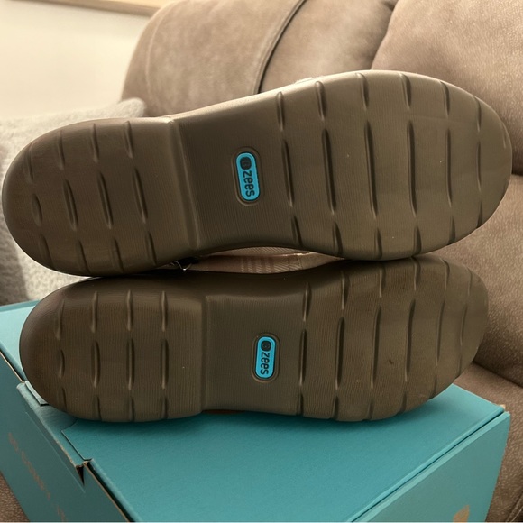 Woman’s Bzees Kick Back in Plaid Taupe! Like-new; Only wore 1x! Size 10. - Picture 5 of 7